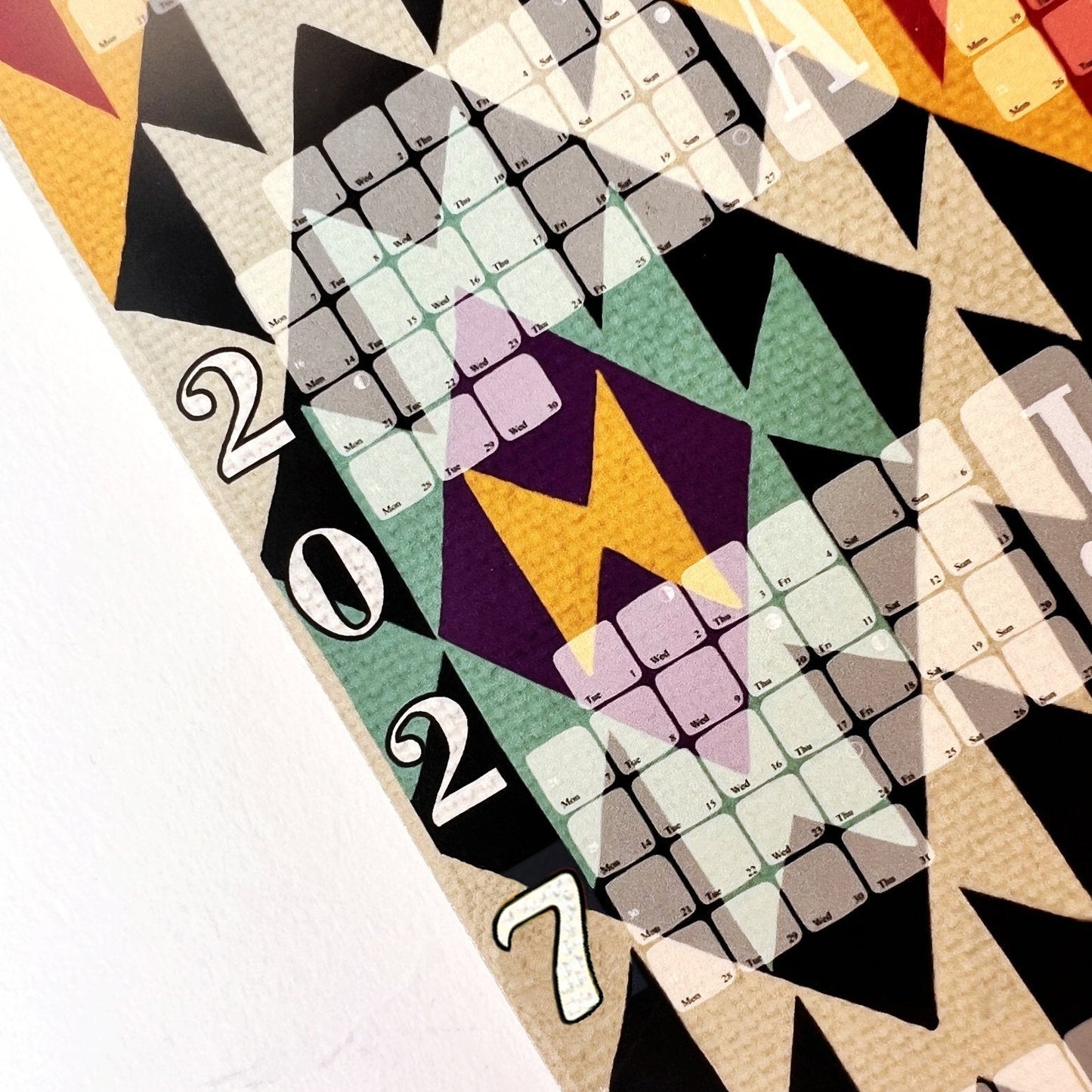 Special-Edition-Wandkalender Kilim Peacock in Rostbraun mit Rautenmuster