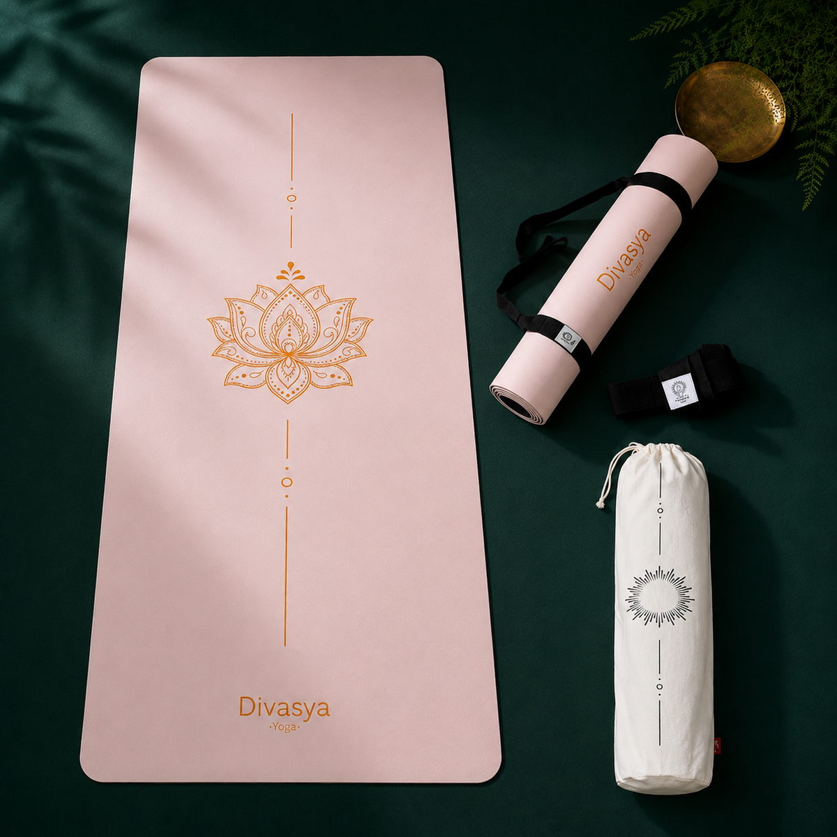 Yogamatte Professional Grip Pastell Pink von Divasya-Yoga mit schwarzem Tragegurt und weißer Schutzhülle auf dunkelgrünem Hintergrund