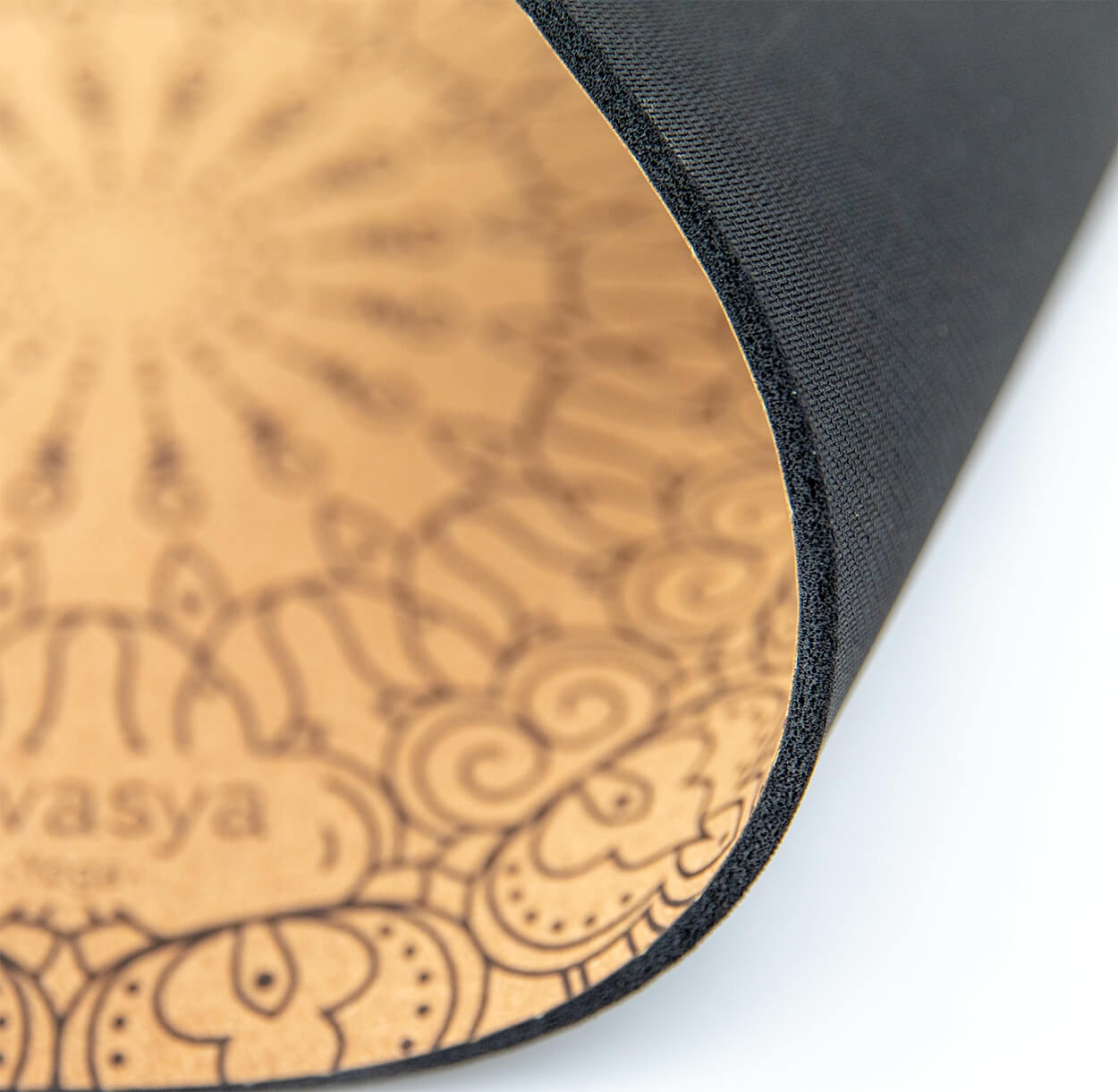 Zusammengerolltes Yoga Pad aus Kork für den Transport